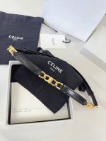 特 赛琳、Taurillon 中腰 金色饰面金属件 钩扣 每个中央方形金属件上均镌刻Celine Paris标识。 可调节均码腰带，配滑扣。