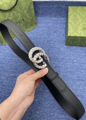 品牌古驰 Gucci 特 描述采用高级Gucci Signature真皮精制而成，触感厚实，饰以双G商标带扣。腰带为意大利尺寸，请在购买前参阅腰带尺寸指南. 原