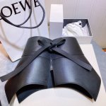 特 Loew E秋冬新款 外缝线窄版对比色缝线衿腰带 配有 L 字母组合手工细致精巧 具有浓厚浪漫、古雅情调的地中海文化色彩 .一款让衣服变成走秀款的腰封...