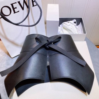 特 Loew E秋冬新款 外缝线窄版对比色缝线衿腰带 配有 L 字母组合手工细致精巧 具有浓厚浪漫、古雅情调的地中海文化色彩 .一款让衣服变成走秀款的腰封...