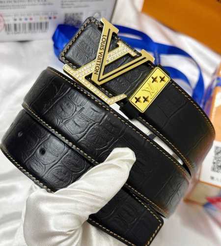 皮带：Lv.路易威登顶级复刻- 腰带：原单品质百分百进口原厂头层牛皮，保证真皮。雕花镂空镶钻石设计24K纯钢扣.永不掉色进口原厂小牛皮纹路.油蜡工艺双面两用专柜