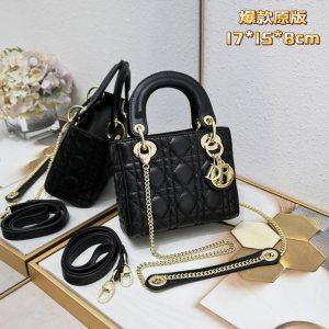 黑色金扣3格 戴妃一直都是优雅的代名词 既高颜值又值得入手的经典系 Minisize特别适合各路小仙女♀ 上身非常有质感 给人气质温婉的感觉 并且 可以承包春夏