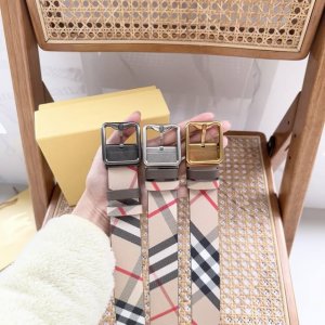 Burberry针扣转动式腰带 3.5Cm宽 带身一面采用Burberry经典格纹 一面采用荔枝纹小牛皮材质 双面可用 简单大方 精致优雅