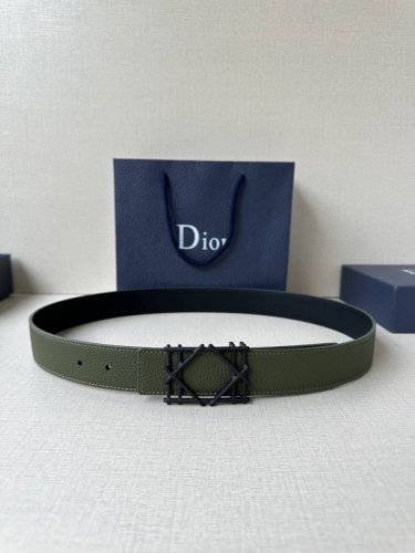 Dior 宽度3.5Cm 这款不锈钢金属腰带扣、是季节男装系列新品，展现 Dior 经典的藤格纹图案。可与各式35毫米腰带搭配，彰显经典风格。