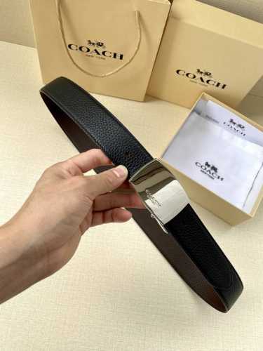 3.7Cm 宽 Coach 这款双面腰带采用运动小牛皮制作，配有经典标志带扣，一款产品，两种外观。其合身度可个性定制，可用剪刀进行剪裁。 Saz D45 Smm