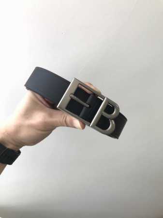 批 巴 .世家 Balenciga Fall-Winter 宽35Mm 黑色腰带采用复古美学设计意大利制造的原厂松折纹皮革，釆用会标斜角色针扣B造型 签名镀金金 - 点击图像关闭