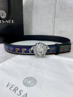 宽度4.0 Cm Versace 范思哲 此款经典的Versace腰带由柔软的小牛皮制成 饰有La Greca印花 并配有3D美杜莎腰带扣