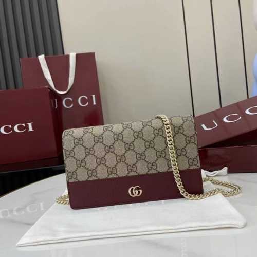 顶配版 新品 这款Gg Marmont系列链带钱包选用古驰安可拉红皮革，搭配米色和深棕色Gg Supreme材料制作。标志性双G配件生动点缀于挺括感包身之上。这