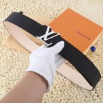 4.0宽 由标志性taiga皮革裁制而成的休闲风格腰带，染边设计展现鲜明的对比色效。是搭配全新皮具系列的前卫饰品