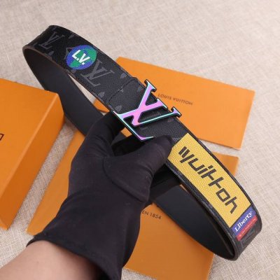 特P200 Lv Initiales 40 毫米腰带以双面风尚演绎两式经典：Monogram 帆布展现路易威登美感之精髓，小牛皮诠释低调典雅的气质。Lv 字母搭