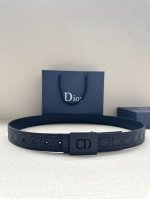 宽度3.5Cm 这款 Dior Charm 腰带扣是夏季男装系列新品，采用不锈钢真空电镀饰面黄铜精心设计，重新演绎经典的 Dior 标志。可与各式 35 毫米腰
