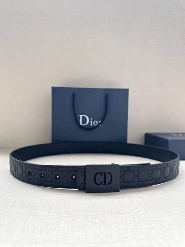 宽度3.5Cm 这款 Dior Charm 腰带扣是夏季男装系列新品，采用不锈钢真空电镀饰面黄铜精心设计，重新演绎经典的 Dior 标志。可与各式 35 毫米腰