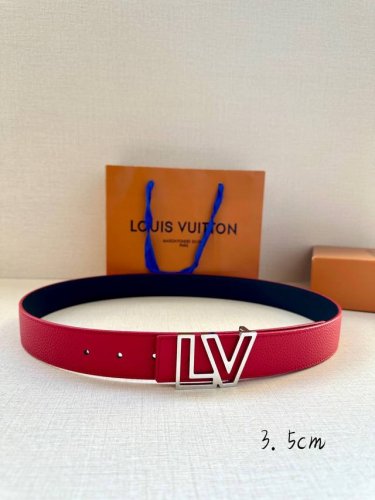 特 宽度3.5Cm Lv Attract 双面腰带拥有微弧形边缘和摩登形状末端，再为金属 Lv 搭扣融入螺旋结构。经典色彩和不同纹理呈现两式风尚，实现多种造型可