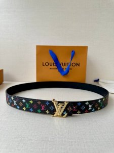 Lv 双面腰带取材缝线皮革和 小黑花 小白花帆布，以尖瓣 Monogram 花卉搭扣映衬榄尖形腰带末端，为纤细设计注入柔美风情。