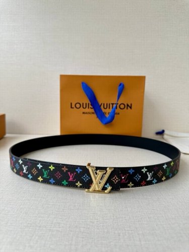 Lv 双面腰带取材缝线皮革和 小黑花 小白花帆布，以尖瓣 Monogram 花卉搭扣映衬榄尖形腰带末端，为纤细设计注入柔美风情。