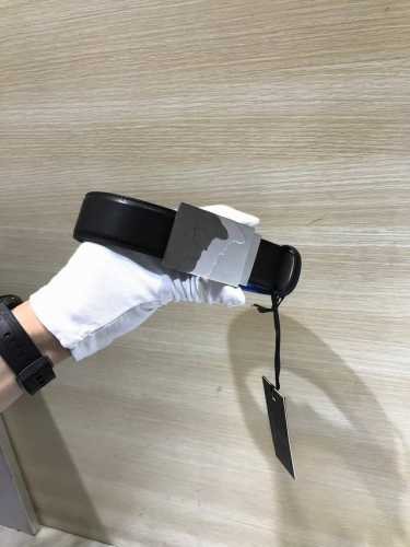 范思哲 专柜同款、实拍专柜官网，尺寸:宽35Mm，原版立体半脸间色美人头扣 ，极富设计美感 ，双面采用进口原版小牛皮压花，彰显个性，清晰美观，皮质软，手感舒适，