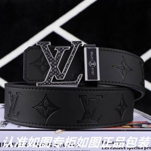 品名：Lv..路易..威登原单 DDD 型号：认准如图专柜包装，赠送打孔器 DDD 材料：百分百头层牛皮，24K纯钢扣彩色印花图案，保证真皮。专柜同等质量， 送