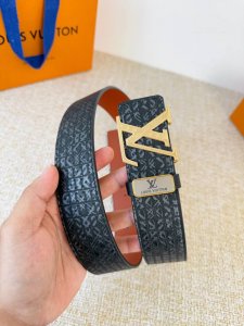 品名： Lv..路易..威登腰带皮带原单 型号：挂扣，经典纯钢材质挂扣，头层牛皮，图片实物拍摄 材料：头层牛皮，挂扣系列，纯钢材质扣头，钯镀电镀工艺永不掉色。原