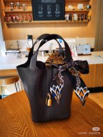 爱马仕Hermes “美惠三女神”Twilly小丝巾 Twilly小丝巾 100%桑蚕丝 重磅18姆米斜纹面料 这款小巧的真丝配饰佩戴方式千变万化，可为您的日常