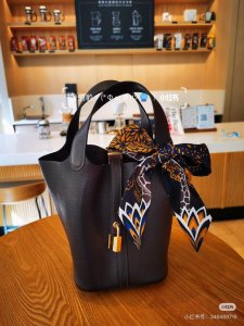 爱马仕Hermes “美惠三女神”Twilly小丝巾 Twilly小丝巾 100%桑蚕丝 重磅18姆米斜纹面料 这款小巧的真丝配饰佩戴方式千变万化，可为您的日常