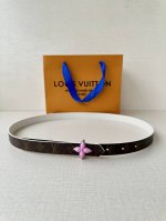 2.0宽Lv Mini Flowergram 双面腰带取材 Monogram 帆布和缝线皮革，以尖瓣 Monogram 花卉搭扣映衬榄尖形腰带末端，为纤细设计注
