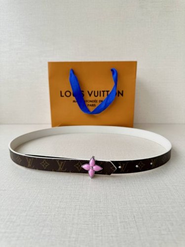 2.0宽Lv Mini Flowergram 双面腰带取材 Monogram 帆布和缝线皮革，以尖瓣 Monogram 花卉搭扣映衬榄尖形腰带末端，为纤细设计注