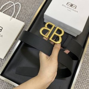特 Balenciaga巴黎世家Bb 宽版腰带 这款Bb 版腰带来自Balenci设计细节，正面扣、尖尾，打孔式细节3.8Cm
