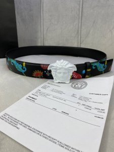 宽度4.0Cm Versace 范思哲 此款Palazzo腰带采用牛皮革面料制作，并饰有Le Pop Classique图案印花和标志性的美杜莎五金配件。