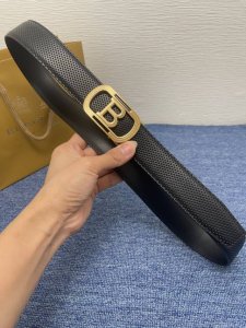 品牌 巴宝莉自动扣 描述 双面可调节式皮带 头层牛皮材质 配有钯金色和银色金属钢扣 头层牛皮材质 不锈钢 钢扣 3 5厘米 意大利制造 腰带为意大利尺寸 请在购