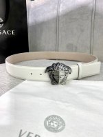 宽度4.0Cm Versace 范思哲此款柔软的皮带饰3D美杜莎腰带扣，可搭配正装或休闲牛仔装。