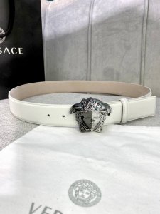 宽度4.0Cm Versace 范思哲此款柔软的皮带饰3D美杜莎腰带扣，可搭配正装或休闲牛仔装。