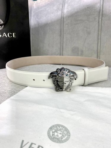 宽度4.0Cm Versace 范思哲此款柔软的皮带饰3D美杜莎腰带扣，可搭配正装或休闲牛仔装。