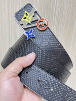 特 4.0宽，当季新款 双面进口牛皮，一面印网格，一面平纹，搭配精品扣，官网同步