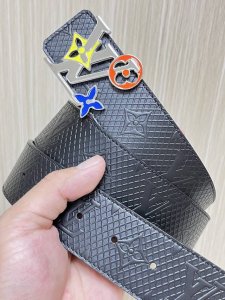 特 4.0宽，当季新款 双面进口牛皮，一面印网格，一面平纹，搭配精品扣，官网同步