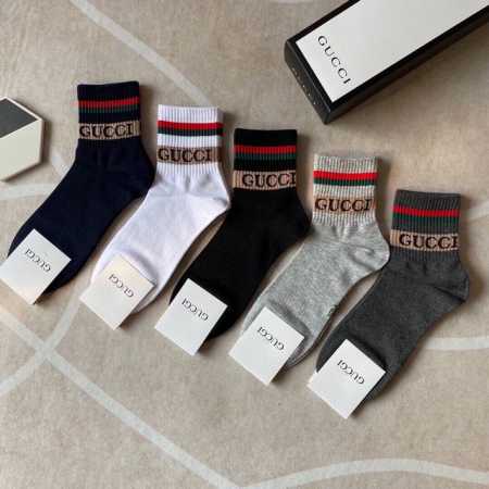 特 Gucci 古奇大G家新品男款短筒袜子 一盒五双 红绿条搭配品牌全称Logo，特显高大上，纯棉材质，透气舒适，运动休闲百搭款，Ins超火爆小单品，大牌出街， - 点击图像关闭