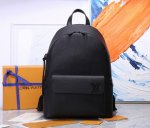 顶级原单M57079全新 Lv Aerogram 双肩包以儒雅气质革新潮流之选。细腻小牛皮宛如旧式航空信笺般柔软，点缀哑光金属 Lv 标识。主隔层和翻盖前袋为周