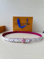 2.0宽Lv Mini Flowergram 双面腰带取材 Monogram 帆布和缝线皮革，以尖瓣 Monogram 花卉搭扣映衬榄尖形腰带末端，为纤细设计注
