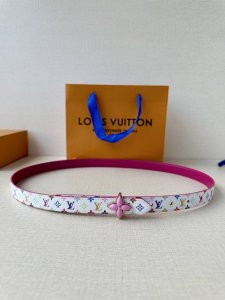 2.0宽Lv Mini Flowergram 双面腰带取材 Monogram 帆布和缝线皮革，以尖瓣 Monogram 花卉搭扣映衬榄尖形腰带末端，为纤细设计注