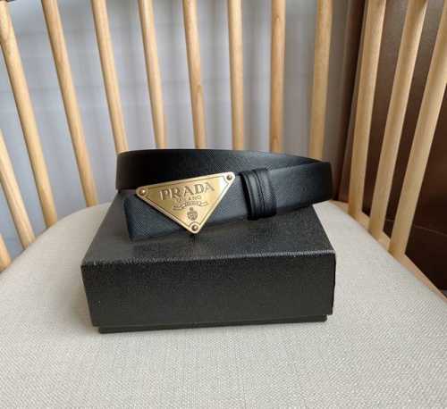 Prada 普拉达 专柜最新款 这款搭扣式腰带出自多功能的组合式配饰系列 可随心搭配 三角形徽标藉由普世的简约廓形彰显别具一格的特色和现代感 呈现精致质感 宽:
