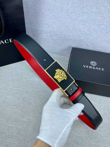 宽度3.5Cm 范思哲 此款腰带饰有标志性的versace美杜莎头像扣，彰显品牌格调。是一款精美的衣橱必备单品。