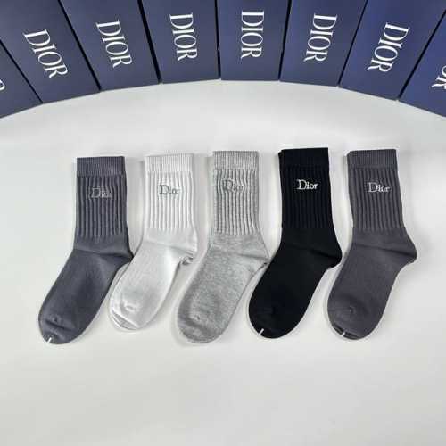特 配专柜包装 Dior 迪奥 新款羊绒中长款堆堆袜袜子！一盒五双，专柜同步筒袜袜子，大牌出街，潮人必备超好搭。