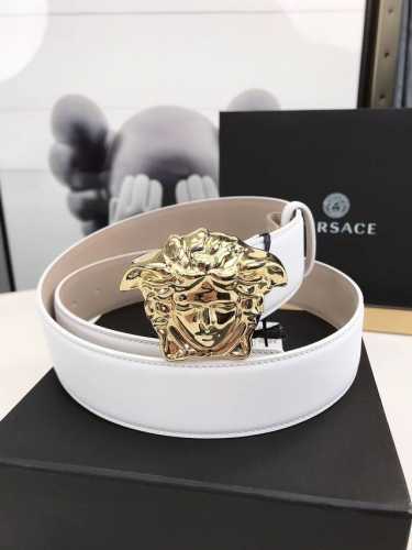 范思哲Versace此款腰带采用柔软的Greca压花皮革于意大利制成，饰有Medusa搭扣。4.0Cm宽