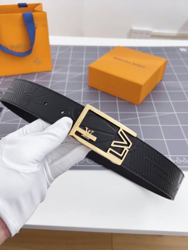 特 寬度：40Mm Lv Pyrmide Truck L Oeii雙面腰帶 驢家 海外原單代特供 面為進口小牛皮壓飾有標誌性品牌圖案效果工藝 原廠配色柔軟小牛皮