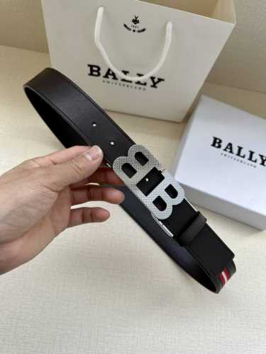 特 Bally 巴利 专柜新款 男士休闲布配皮双用腰带 宽3.4Cm这款帆布腰带饰以蓝色和奶油色迷幻火车条纹，搭配蓝色皮表面，B字 搭扣更显纤细，采用钛金属色调