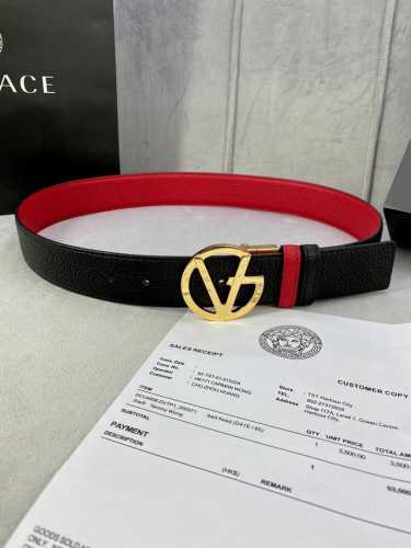 宽度4.0Cm Versace 范思哲 此款两面用皮革腰带的搭扣饰有品牌标志性的金 银色闪光virtus五金配件。