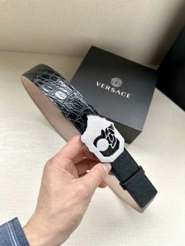 特 宽度4.0Cm Versace 范思哲 标志：腰带扣上的镂空美杜莎，赋予该款palazzo腰带很高的辨识度。腰带采用饰有mock Croc印花的柔软牛皮革制