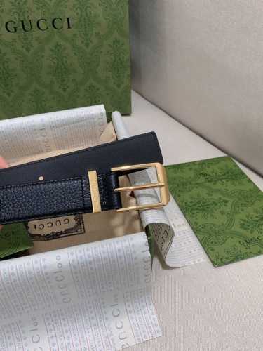 各式基础款配饰惊艳亮相Gucci 2024早秋系列，缔就实用性与时尚感兼济的百搭单品。这款腰带选用黑色皮革匠心打造，巧妙融入长方形银色调腰带扣和Gucci刻花腰