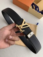 品名： Lv..路易..威登原单 型号：双面使用挂扣，图片实物拍摄 材料：双面头层牛皮，挂扣系列，纯钢质扣头，钯镀电镀工艺永不掉色。带身可双面使用，荔枝纹，专柜