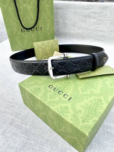 宽度4.0Cm 搭配原版皮带扣 、腰带以采用热压印技术的Gucci Signature皮革精制而成，触感厚实，印花图案清晰分明。顶端为金属Gg细节，反射Gucc