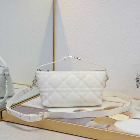 Diortravel Nomad 手拿包 白色牛皮革超大藤格纹 本季新款 Diortravel Nomad 手拿包由玛丽亚 嘉茜娅 蔻丽 Maria Grazi - 点击图像关闭